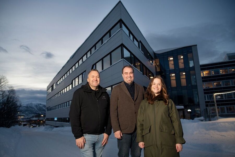 F.v. Roy Heggelund, prosjektleder i Consto, Øyvind Eklo, prosjektsjef i Siva og Ida Bordi Stene, Constos BREEAM-ansvarlig. Foto: Siva