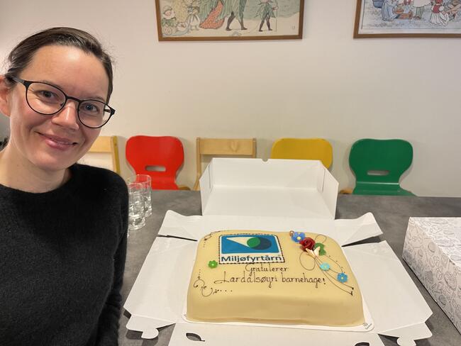 Styrar Anne Margrete Hatlelid i Lærdalsøyri barnehage med sertifiseringskake
