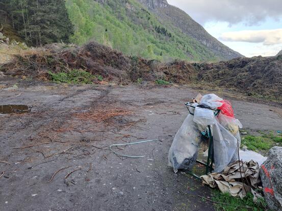 Plastsekker skal kastast i stativet i midten eller takast med heim.