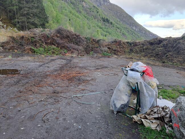 Plastsekker skal kastast i stativet i midten eller takast med heim.