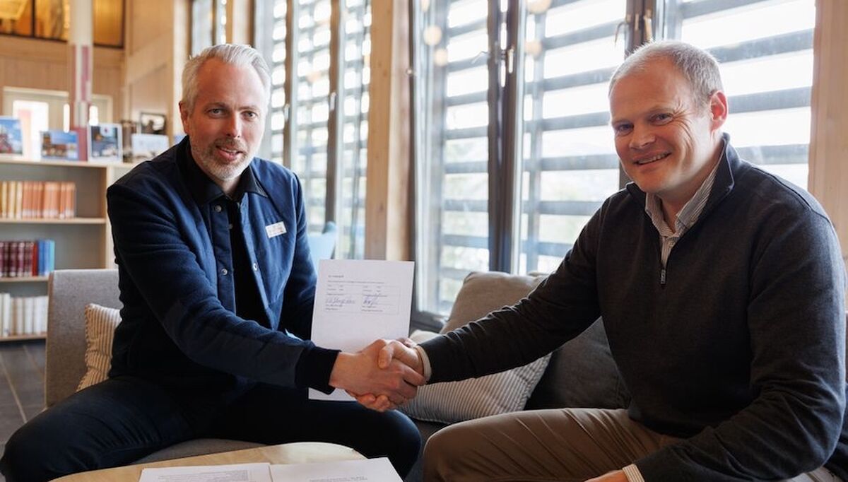Ole Johnny Stavn, rådmann i Hol kommune og Håvard Tjore, distriktssjef i Skanska er svært fornøyde med signeringen. Foto: Hol Kommune