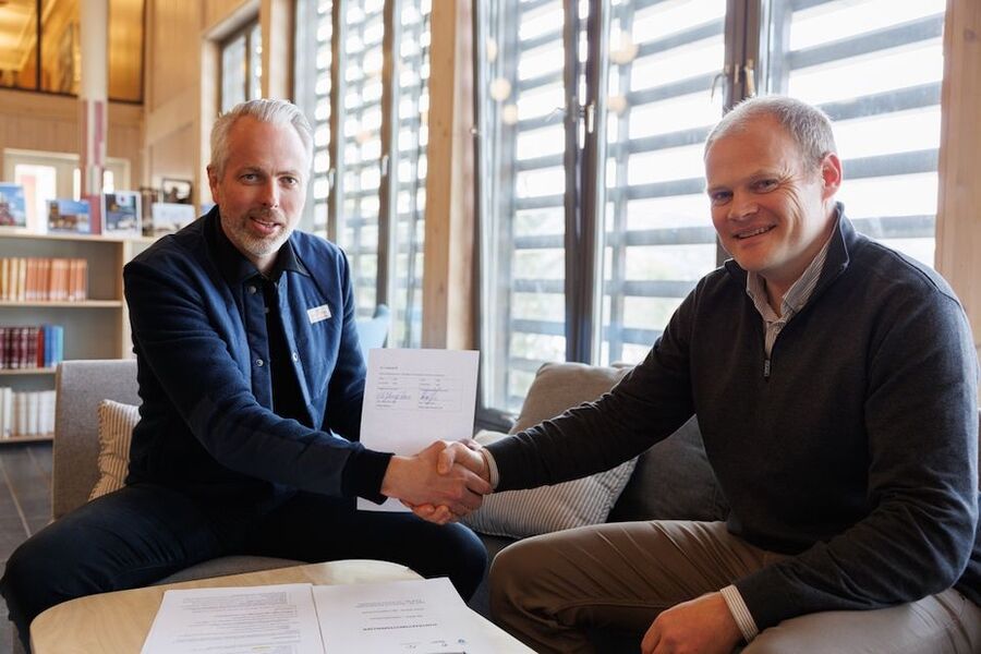 Ole Johnny Stavn, rådmann i Hol kommune og Håvard Tjore, distriktssjef i Skanska er svært fornøyde med signeringen. Foto: Hol Kommune