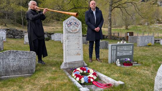 Ordførar Audun Mo ved soldatgrava etter kransnedlegginga. Gunn Hauge på lur. Foto: Jan Christian Jerving