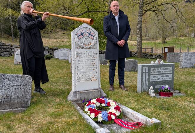 Ordførar Audun Mo ved soldatgrava etter kransnedlegginga. Gunn Hauge på lur. Foto: Jan Christian Jerving