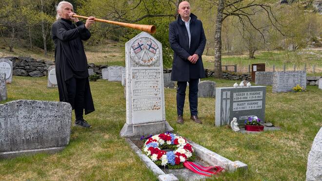 Ordførar Audun Mo ved soldatgrava etter kransnedlegginga. Gunn Hauge på lur. Foto: Jan Christian Jerving