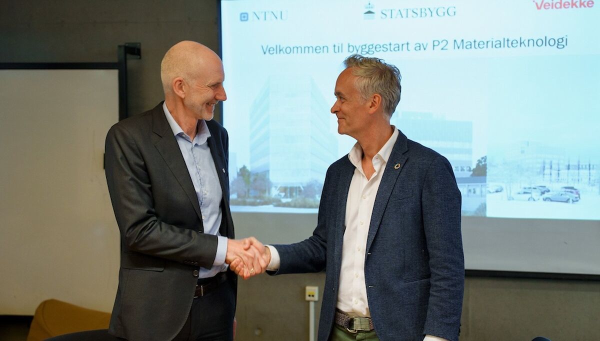 Konserndirektør Hans Olav Sørlie i Veidekke Bygg og byggherre direktør Marius Tunstad i Statsbygg. Foto: Tormod Igelø Ellingsen/Statsbygg