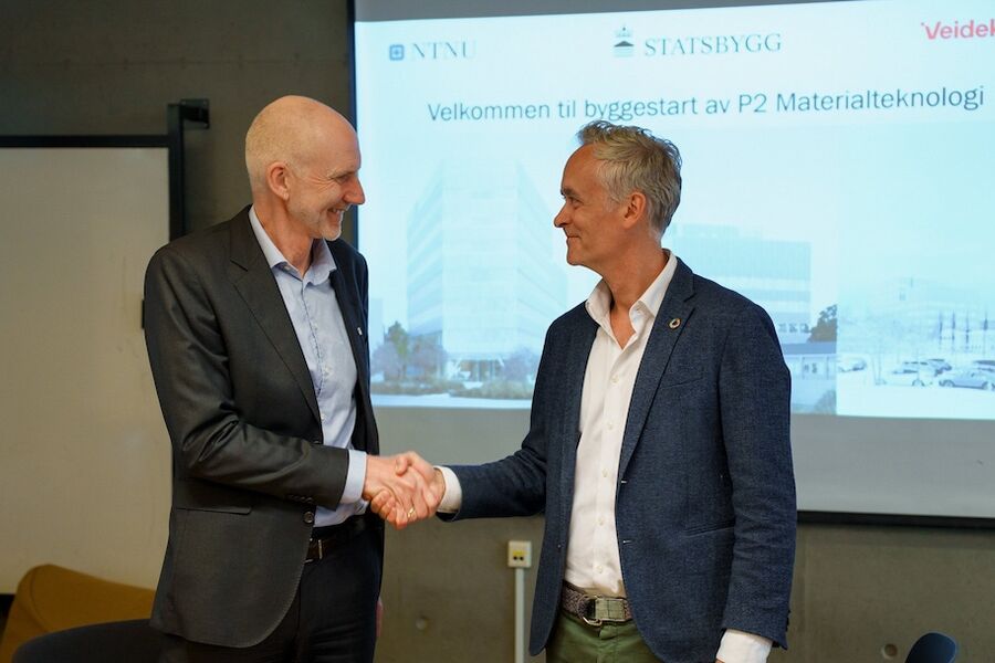 Konserndirektør Hans Olav Sørlie i Veidekke Bygg og byggherre direktør Marius Tunstad i Statsbygg. Foto: Tormod Igelø Ellingsen/Statsbygg