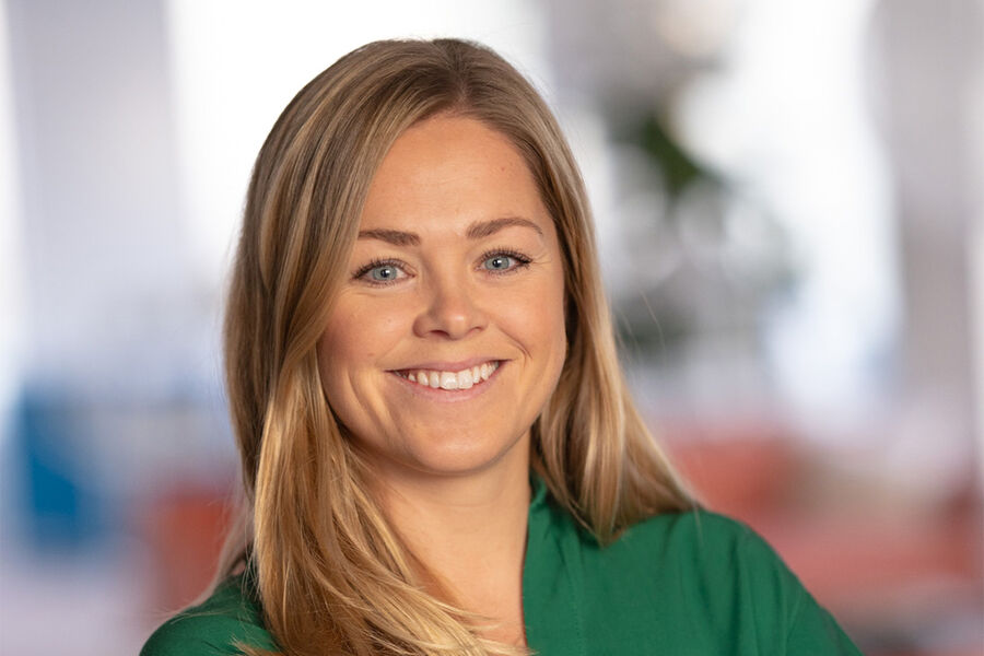 Matilda Isaksson, Group Sustainability Manager i Lindab Group AB og kommunikasjonssjef Endre Martinsen Nybråten hos Lindab Norge gleder seg over den prestisjefulle utmerkelsen. Men begge påpeker samtidig at det ikke er heder og ære som er målet for konsernets bærekraftsarbeid, men at de hele tiden jobber ut fra det verdigrunnlaget de selv har satt.