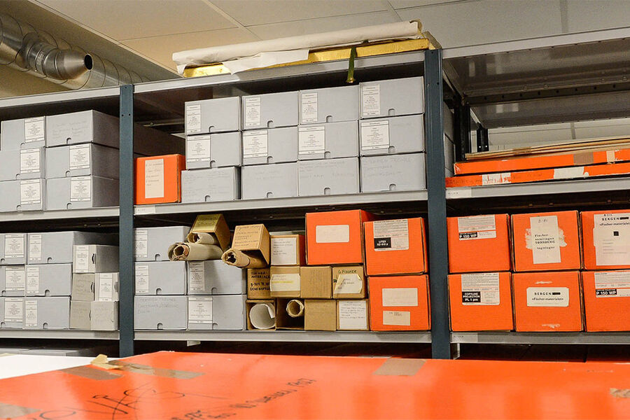 Boks på boks med papir. Luftfuktighet på 45% og 18 °C – året rundt – sikrer gode vilkår for kulturarv.