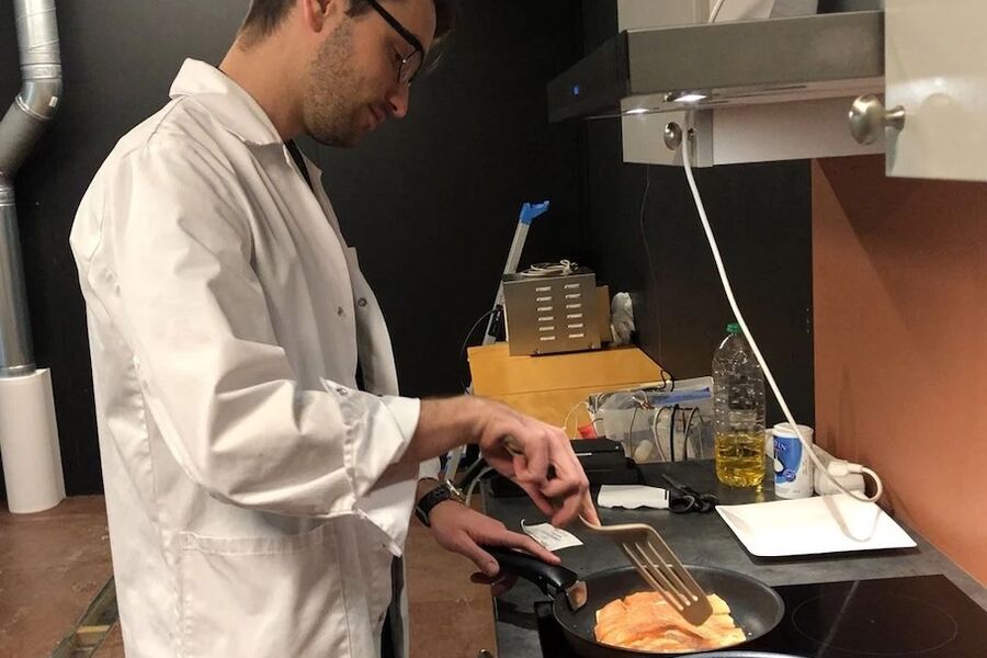 Her testes ulike ventilasjonsløsninger i SINTEFs laboratorium. Forskerne tilberedte 72 laksemiddager og overvåket inneklimaet. Foto: Sintef