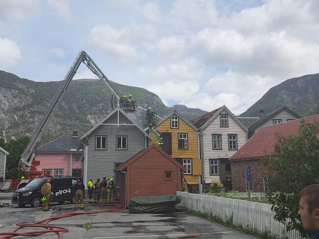 Brannvesenet dreiv laurdag ettermiddag med ettersløkking etter brannen som braut ut på Gamle Lærdalsøyri laurdag morgon.
