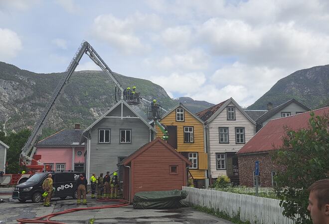 Brannvesenet dreiv laurdag ettermiddag med ettersløkking etter brannen som braut ut på Gamle Lærdalsøyri laurdag morgon.