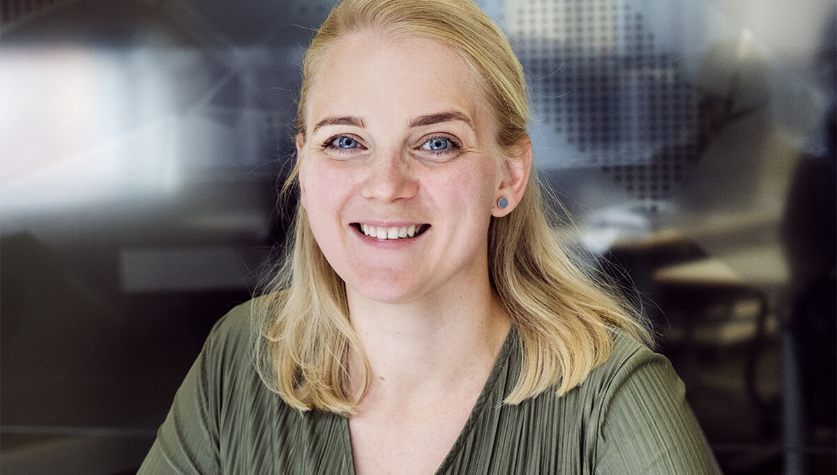 Samtidig som Enova får et tydeligere mandat skal en nye energimerkeordningen tre i kraft 1. januar 2026. – Den største endringen er at oppvarmingskarakteren fjernes, og energibærerens betydning tas inn i en samlet energikarakter, sier Vibeke Askeland, rådgiver tjenesteyting og sluttbruk i Enova.