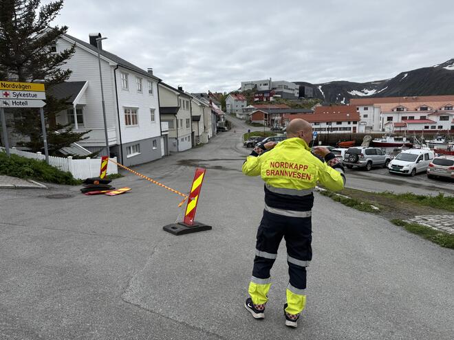 Bilde av deler av stengt veiområde. Foto: Nordkapp kommune