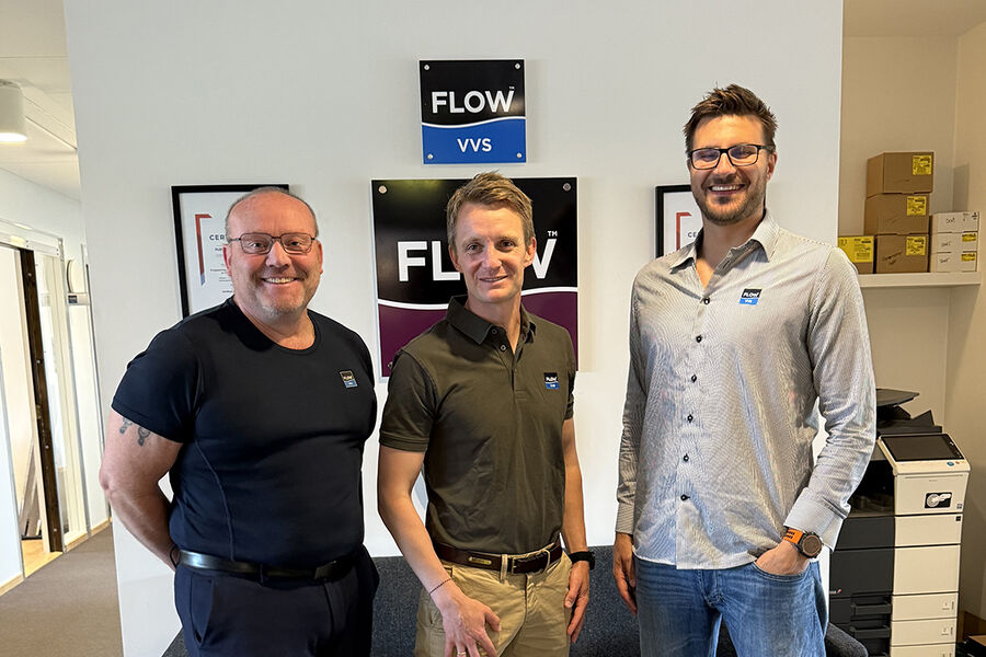 Markus Hauge-Espelien ( i midten) er godt i gang i arbeidet som daglig leder for selskapene FLOW Trøndelag VVS, FLOW Klima Trøndelag og FLOW Elektro Midt-Norge. I tillegg til å spisse den faglige kompetansen ytterligere i hver av bedriftene, skal han, Frode Helmersen (til venstre i bildet) og Ronny Tiller, bidra til å hente mer synergier ut av gruppens tverrfaglighet.