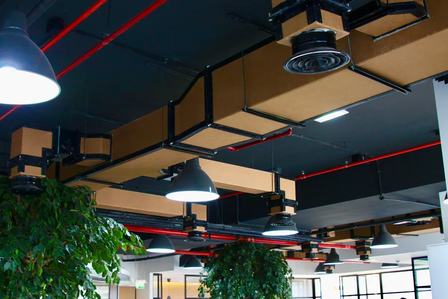 Manser Saxon i Dubai er et eksempel på hvordan det kan se ut når kartongmateriale brukes i kanalbygging. Foto: GatorDuct