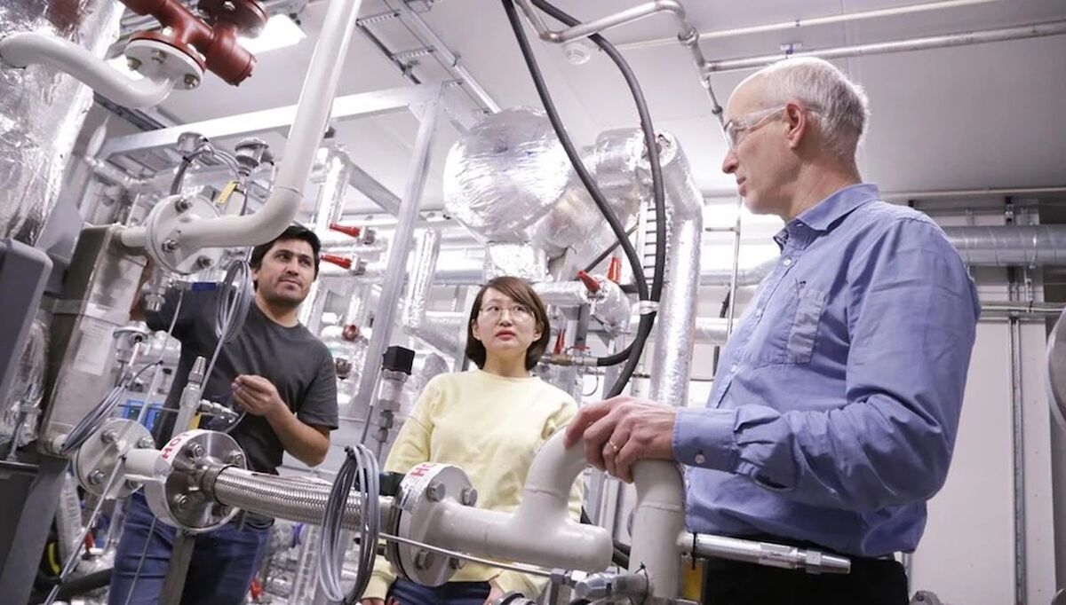 Forsøksanlegg av en absorpsjon-kompresjons varmepumpe med ammoniakk og vann som arbeidsmedium ved NTNU/SINTEF Trondheim. På bildet: stipendiat Khalid Hamid, postdoktor Shuai Ren, og professor Armin Hafner. Foto: Sintef