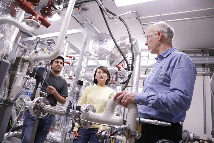 Forsøksanlegg av en absorpsjon-kompresjons varmepumpe med ammoniakk og vann som arbeidsmedium ved NTNU/SINTEF Trondheim. På bildet: stipendiat Khalid Hamid, postdoktor Shuai Ren, og professor Armin Hafner. Foto: Sintef