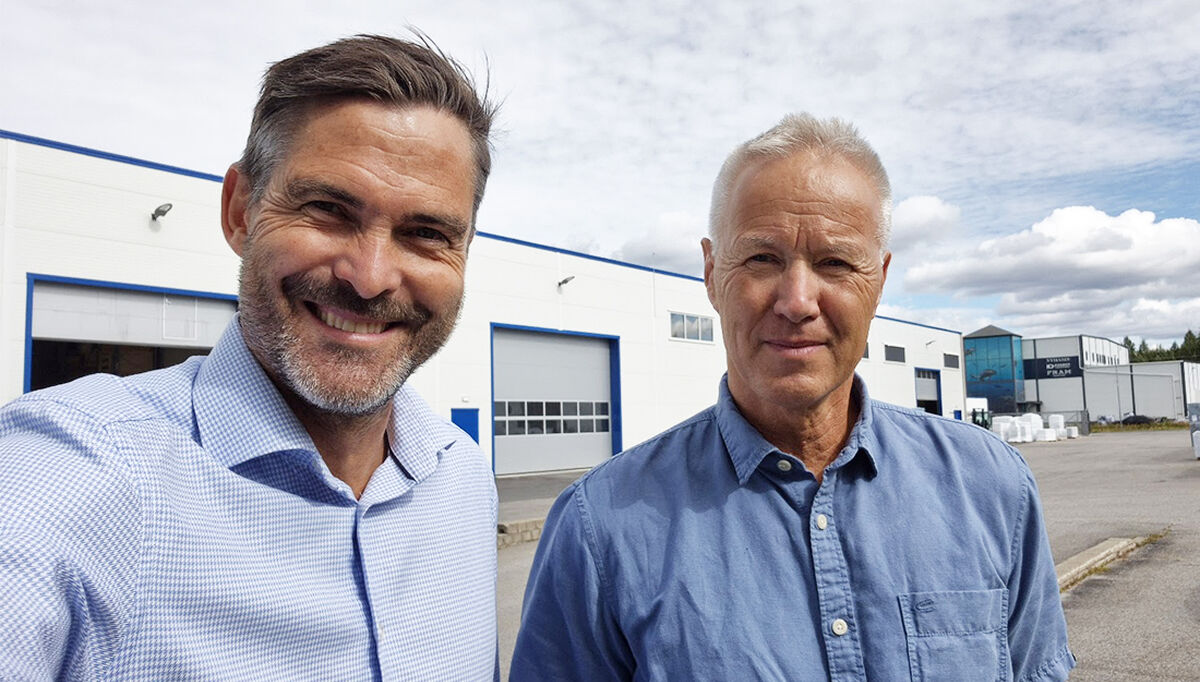 På bildet ser vi fra venstre, adm. direktør Bjørn-Osvald Skandsen, og fabrikksjef Svein Erik Johansen i Systemair Norge. Begge mener de betydelige investeringene som har blitt gjort nå, og de senere årene, er med å styrke deres konkurransekraft i byggebra