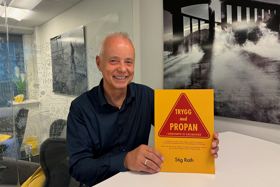 Etter flere års arbeid med et prosjekt som raskt vokste i omfang, har Stig Rath nå lansert boka «Trygg med propan». Det har blitt en meget oversiktlig og innholdsrik bok som er delt opp i mange kapiteler og illustrer godt de ulike rollene og ansvarsområdene som hviler på montører, rørleggere, og ikke minst byggeiere.