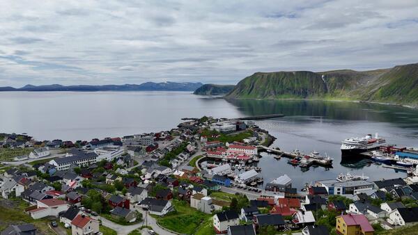 Bilde av Honningsvåg sentrum fra fjellsiden.