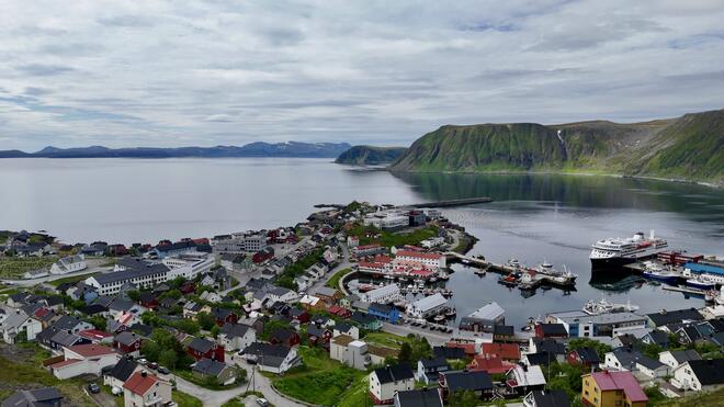 Bilde av Honningsvåg sentrum fra fjellsiden.