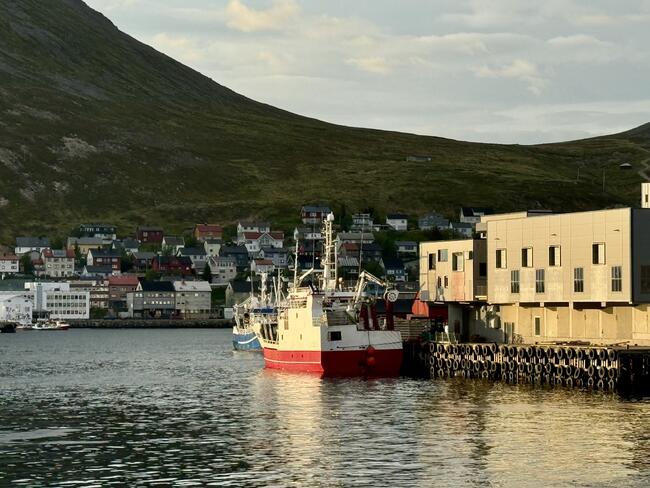 Bilde av Honningsvåg fra moloen.