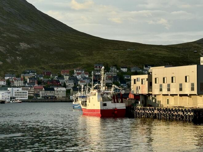 Bilde av Honningsvåg fra moloen.