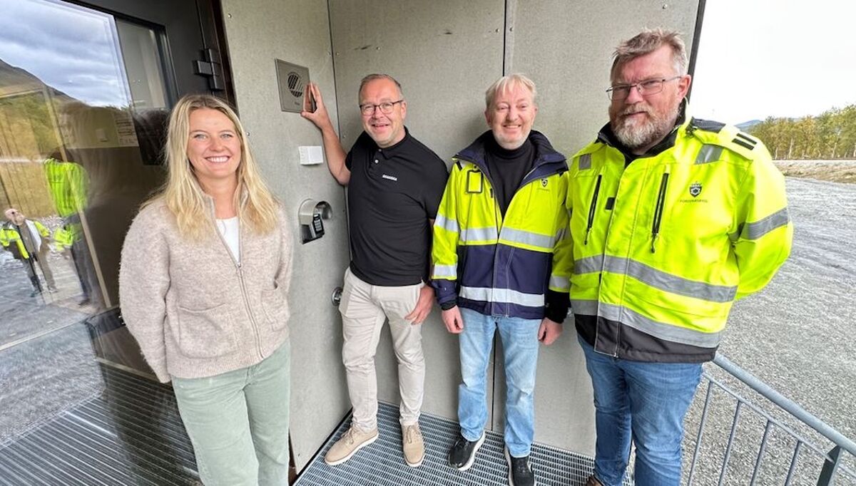 Fornøyd entreprenør foran Svanemerket sammen med Forsvarsbygg. Fv: Marit Helene Winjum Bryhn i Anskaffelser, Einar Magne Bolås, prosjektleder i Skanska Husfabrikken, Sten Eilertsen, prosjektleder og Terje Paulsen, byggeleder i Forsvarsbygg. Foto: Forsvarsbygg