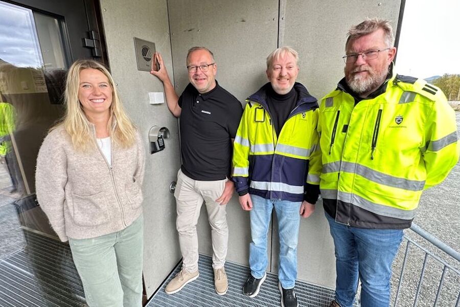 Fornøyd entreprenør foran Svanemerket sammen med Forsvarsbygg. Fv: Marit Helene Winjum Bryhn i Anskaffelser, Einar Magne Bolås, prosjektleder i Skanska Husfabrikken, Sten Eilertsen, prosjektleder og Terje Paulsen, byggeleder i Forsvarsbygg. Foto: Forsvarsbygg