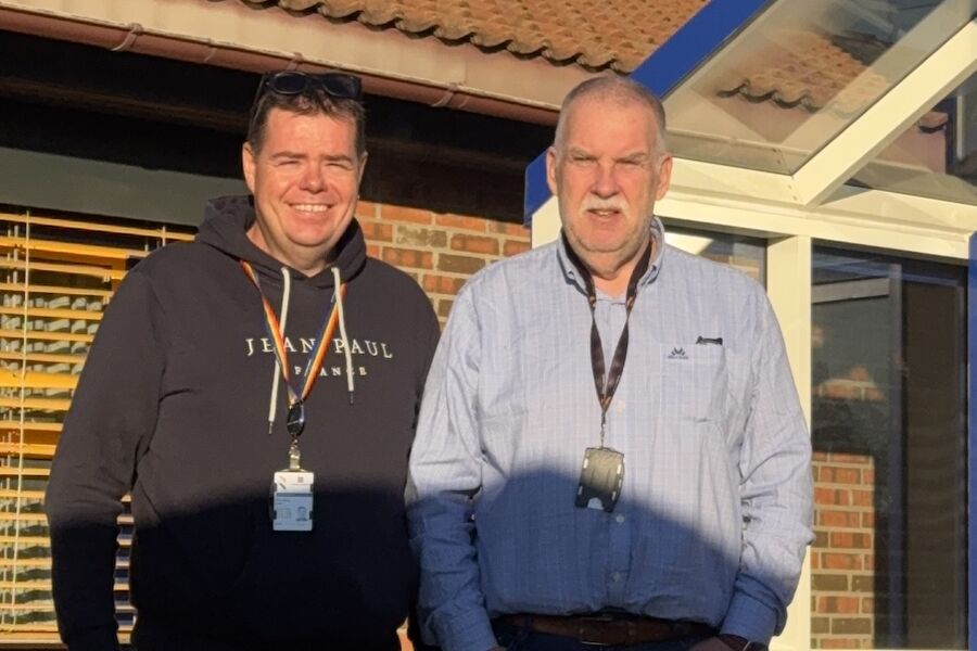 Driftsteamet foran Drammen trafikkstasjon hvor behovsstyrt ventilasjon har redusert energibruken.