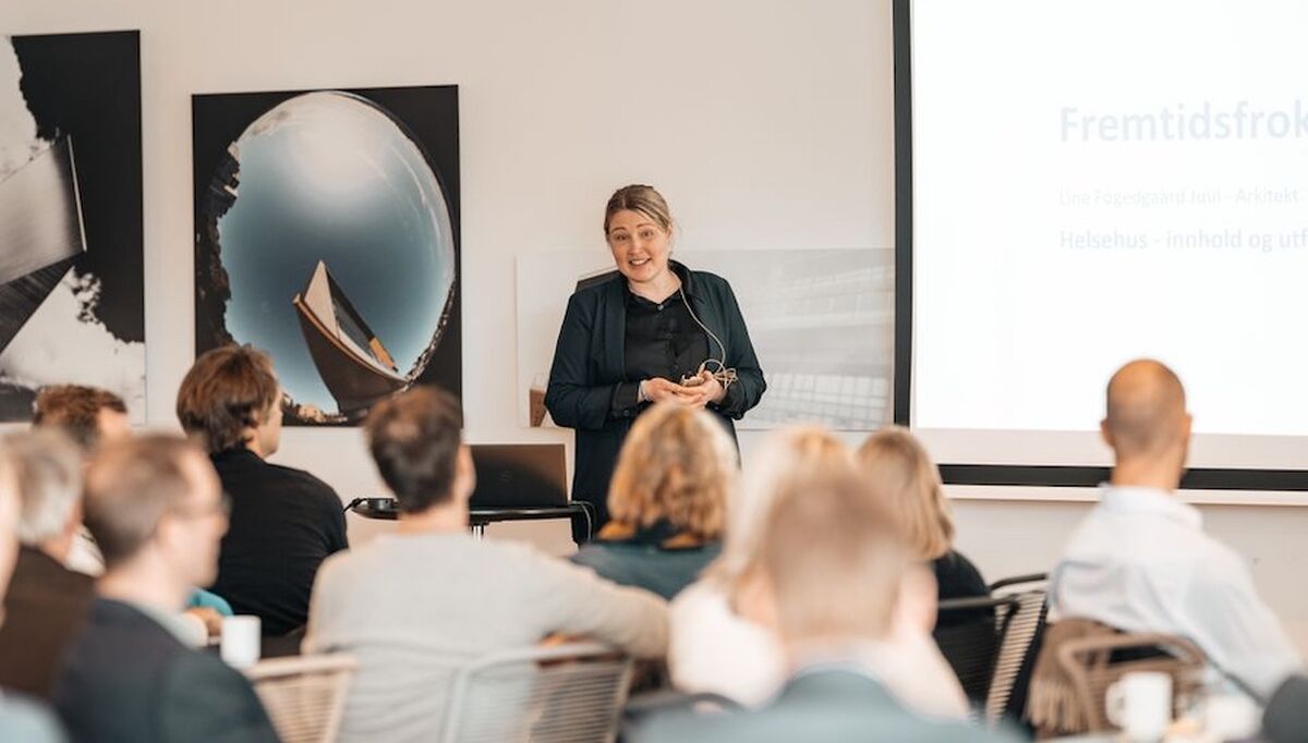 Arkitekt Line Fogedgaard Juul er fagansvarlig for helse- og omsorgsbygg i Asplan Viak. Foto: Asplan Viak / Birgit Fostervold