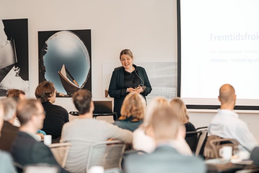 Arkitekt Line Fogedgaard Juul er fagansvarlig for helse- og omsorgsbygg i Asplan Viak. Foto: Asplan Viak / Birgit Fostervold