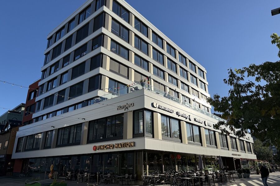 For å møte økte krav til dagslys ble de eksisterende fasadeåpningene utvidet, og noen nye ble etablert. Foto: Dpend