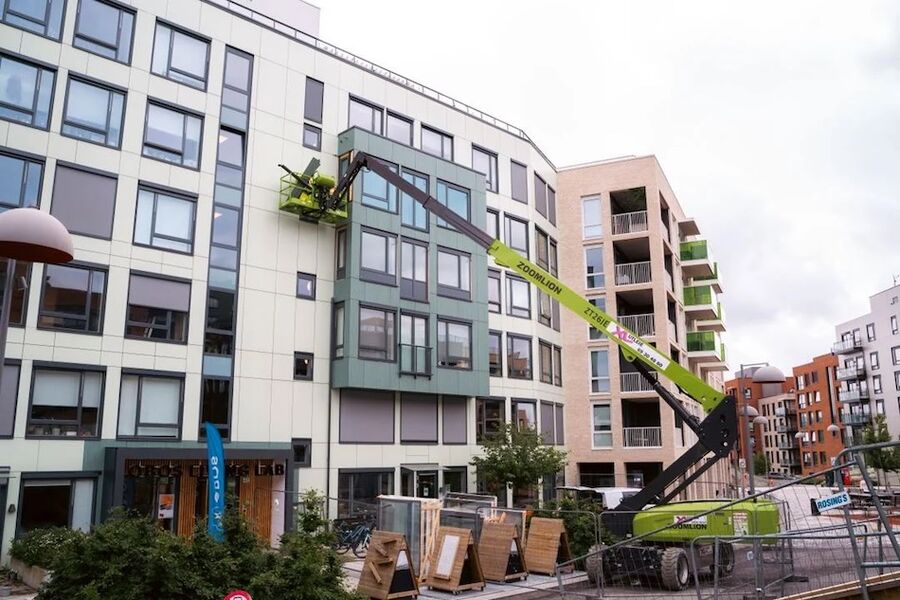 Nye vinduselementer klargjøres for montering i OBOS Living Lab. Her skal smarte vinduer og solskjerming testes i praksis. Foto: Filip Agnihotri