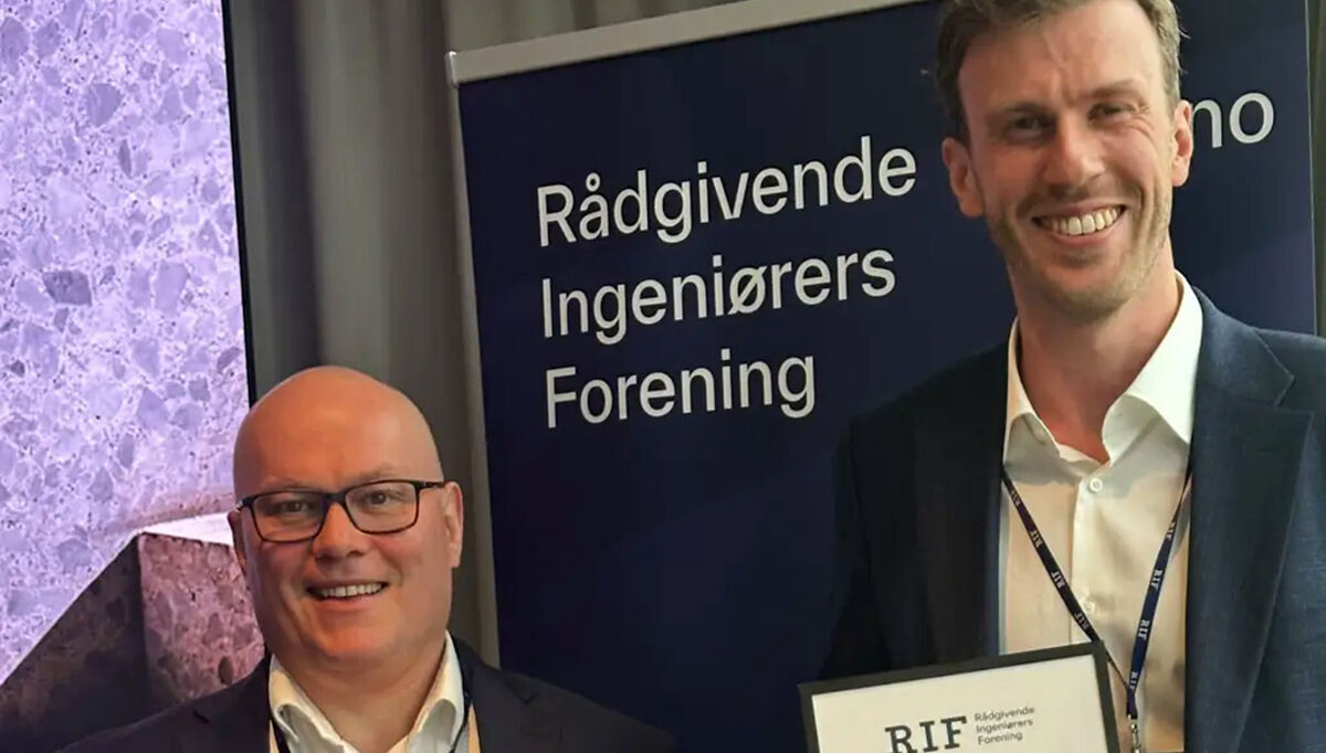 Adm.direktør i COWI, Marius Weydahl Berg, sammen med vinneren Tore Kristian Aunevik ( høyre). Foto: RIF Adm.direktør i COWI, Marius Weydahl Berg, sammen med vinneren Tore Kristian Aunevik ( høyre). Foto: RIF