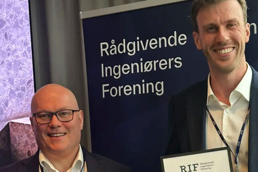 Adm.direktør i COWI, Marius Weydahl Berg, sammen med vinneren Tore Kristian Aunevik ( høyre). Foto: RIF