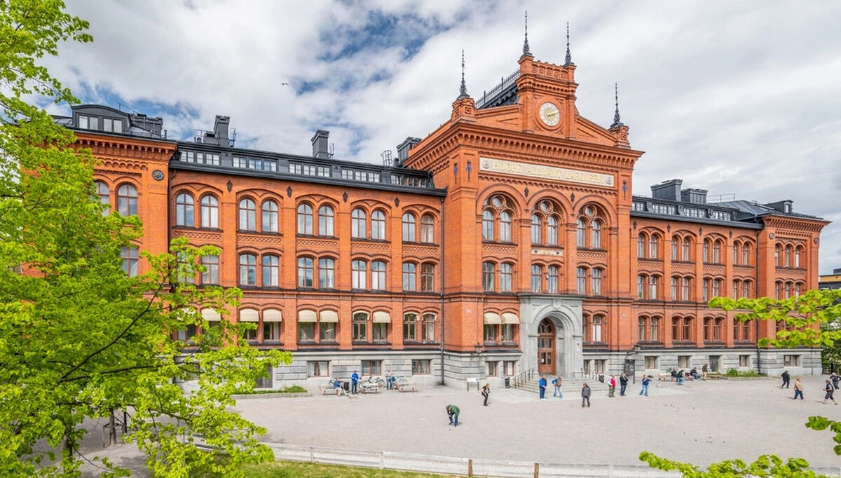 Södra Latins gymnasium, en av 160 AI-styrte bygninger som minsker energiforbruket og ikke minst utgiftene.