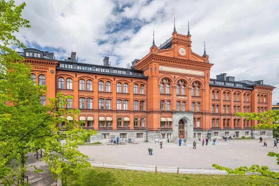 Södra Latins gymnasium, en av 160 AI-styrte bygninger som minsker energiforbruket og ikke minst utgiftene. Foto: Ingemar Edfalk