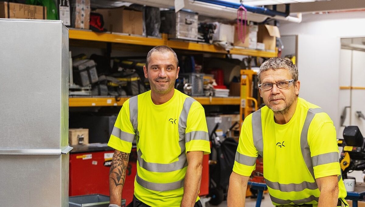 Adrian-Angelo Vadeanu (37) og Anders Staaf (54) har begge jobbet som ventilasjonsmontøreri GK i mange år og ønsker begge å ta svennebrevet innenfor ventilasjon- og blikkenslagerfaget. Foto: GK