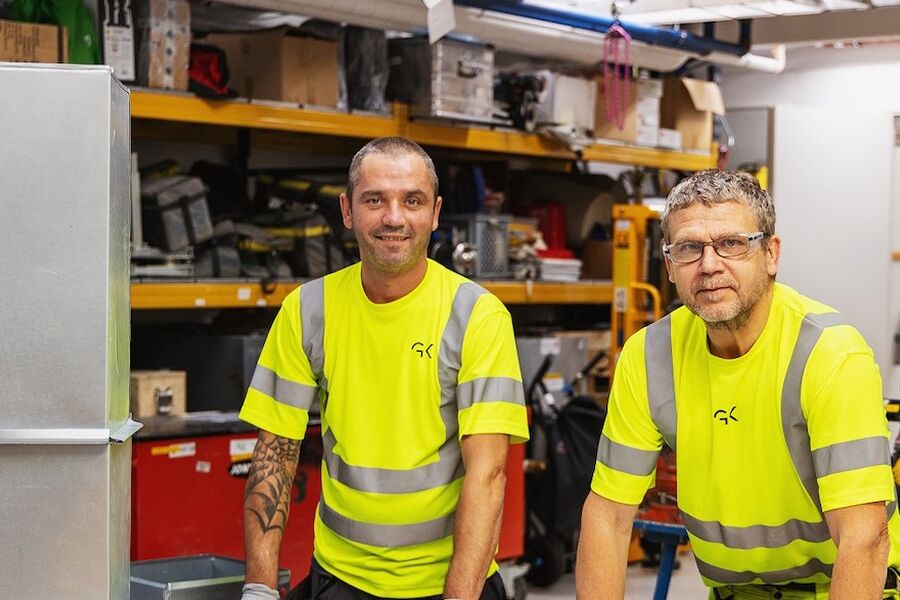 Adrian-Angelo Vadeanu (37) og Anders Staaf (54) har begge jobbet som ventilasjonsmontøreri GK i mange år og ønsker begge å ta svennebrevet innenfor ventilasjon- og blikkenslagerfaget. Foto: GK
