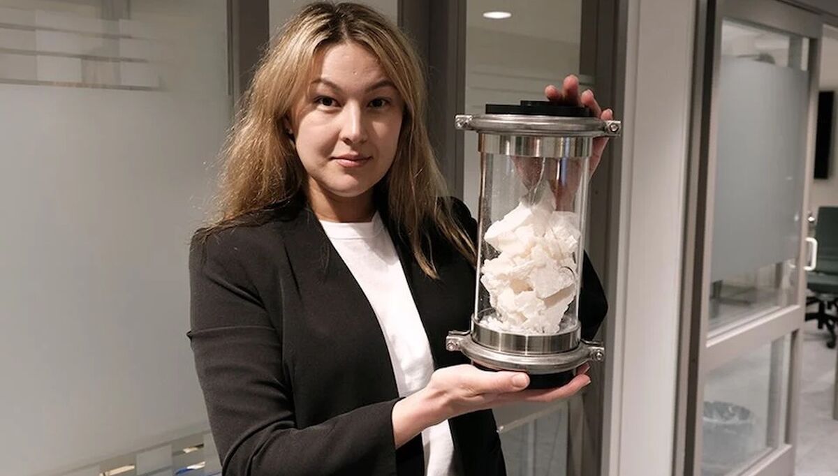 Dette helt vanlige stoffet har du kanskje i kjøkkenskapet. Nå spiller det hovedrollen i et nytt system for varmelagring. Forsker Galina Simonsen (bildet) tror løsningen kan bli svært nyttig også i private hjem. Foto: SINTEF Dette helt vanlige stoffet har du kanskje i kjøkkenskapet. Nå spiller det hovedrollen i et nytt system for varmelagring. Forsker Galina Simonsen (bildet) tror løsningen kan bli svært nyttig også i private hjem. Foto: SINTEF