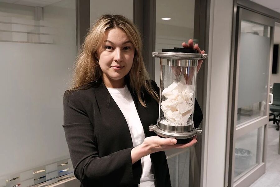 Dette helt vanlige stoffet har du kanskje i kjøkkenskapet. Nå spiller det hovedrollen i et nytt system for varmelagring. Forsker Galina Simonsen (bildet) tror løsningen kan bli svært nyttig også i private hjem. Foto: SINTEF