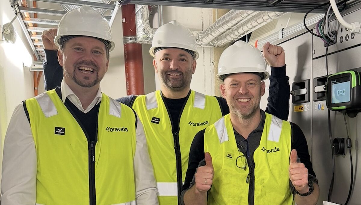 Fagprøvene ble gjennomført i forbindelse med prosjektet i Sandviksveien 163, som skal huse Bravidas nye hovedkontor i Bergen. Remi Jakobsen fra Bravidas elektroprosjektavdeling hadde ansvaret for å utarbeide og koordinere prøvene. I tillegg til sin rolle som teknisk prosjektleder i Bravida har han flere år vært ansatt i fylkeskommunen, hvor han har bistått under fagprøver med planlegging, koordinering og som sensor. – At vi nå har to med dette fagbrevet hos oss er bra for fagmiljøet vårt i Bergen og gir oss et klart konkurransefortrinn, sier Jakobsen. Foto: Bravida