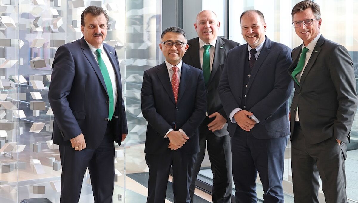 Fra venstre: Christian Wehrle (CEO BITZER), Wataru Tsuruta (CEO MEHITS), Rainer Große-Kracht (CTO BITZER), Gianmarco Gianesello (General Manager og Purchasing Director MEHITS) og Frank Hartmann (CFO BITZER) har signert avtalen om et joint venture. Fra venstre: Christian Wehrle (CEO BITZER), Wataru Tsuruta (CEO MEHITS), Rainer Große-Kracht (CTO BITZER), Gianmarco Gianesello (General Manager og Purchasing Director MEHITS) og Frank Hartmann (CFO BITZER) har signert avtalen om et joint venture.