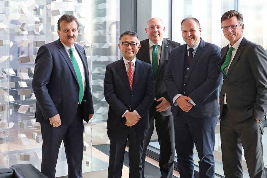 Fra venstre: Christian Wehrle (CEO BITZER), Wataru Tsuruta (CEO MEHITS), Rainer Große-Kracht (CTO BITZER), Gianmarco Gianesello (General Manager og Purchasing Director MEHITS) og Frank Hartmann (CFO BITZER) har signert avtalen om et joint venture.