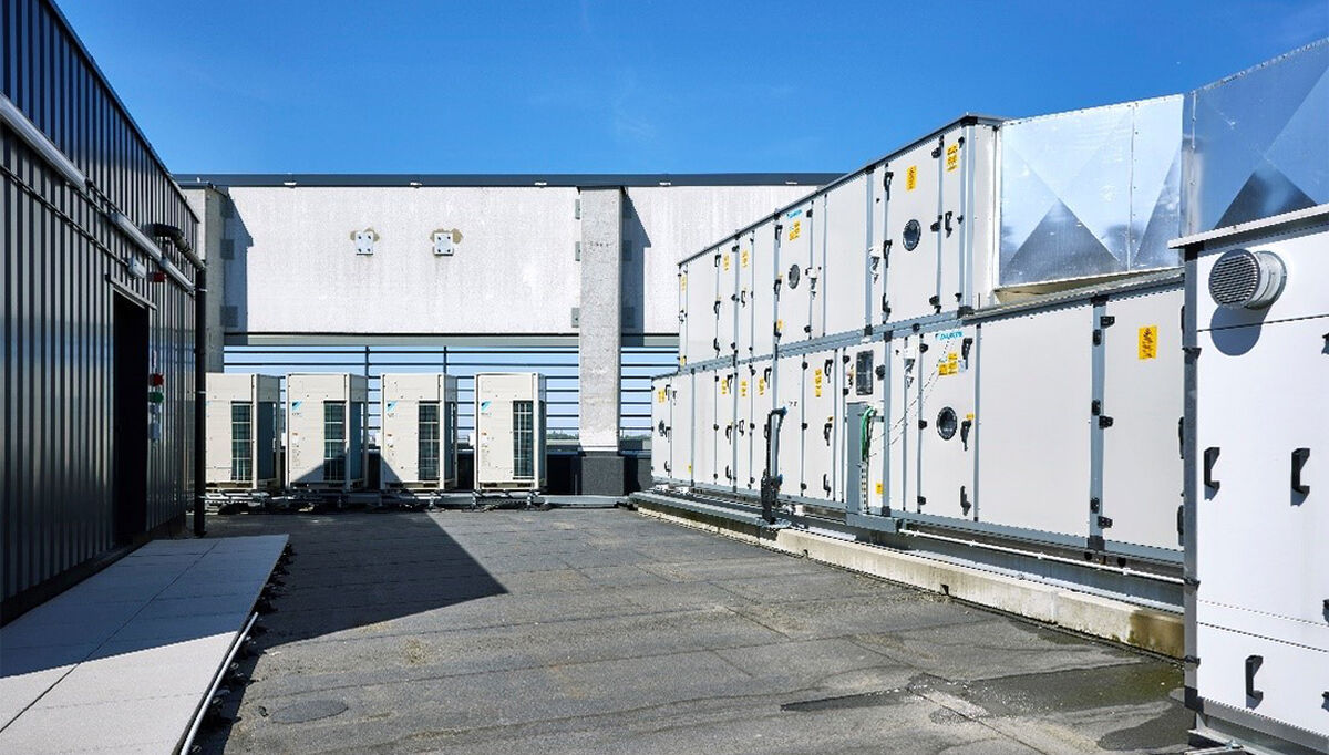 Bygget bruker fem spesialbygde ventilasjonsenheter fra Daikin, med varmegjenvinningsteknologi med en total luftstrøm på 85 000 m³/t og en kjølekapasitet på 297 kW.