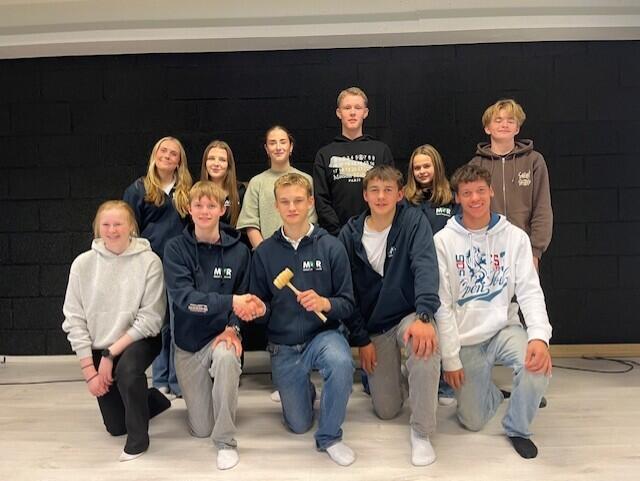 Målselv ungdomsråd skoleåret 2025/26 Eila Sofie Lamo Mikkelsen og Maren Ask Lilleng var ikke til stede da bildet ble tatt. Målselv ungdomsråd skoleåret 2025/26 Eila Sofie Lamo Mikkelsen og Maren Ask Lilleng var ikke til stede da bildet ble tatt.