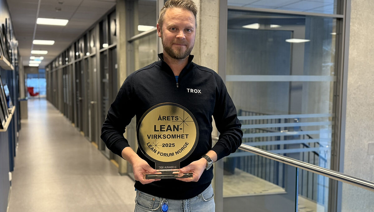 Lars Dulsrud. LEAN Manager i TROX Auranor, forteller at TROX Auranor har vært gjennom mange omstillinger i produksjonen, og at alle ansatte har bidratt på en svært positive måte, for at de de har klart å få til det de har fått til. At det skulle føre til at de allerede i 2025 ble kåret årets leanbedrift, er bare en utrolig prestasjon, sier han.