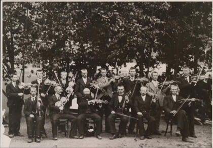 Kappleik på Fagerstrand i 1902. Knut Dahle i midten. Foto Ukjend. Norsk industriarbeidermuseum. Foto Ukjend. Norsk industriarbeidermuseum.